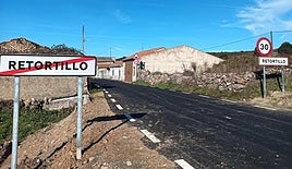 La señalización mal instalada en Retortillo.
