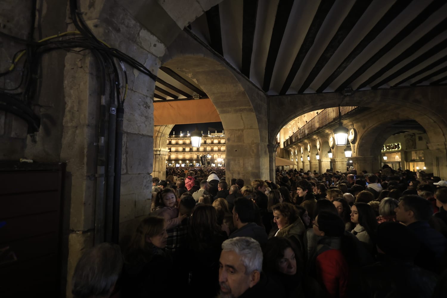 Una Plaza abarrotada, escenario del encendido de la Navidad en Salamanca