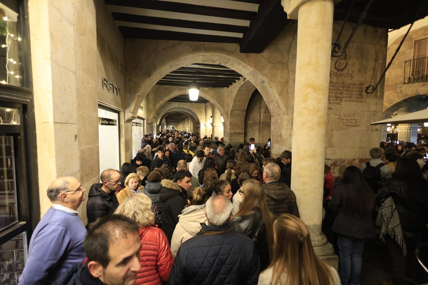 Una Plaza abarrotada, escenario del encendido de la Navidad en Salamanca