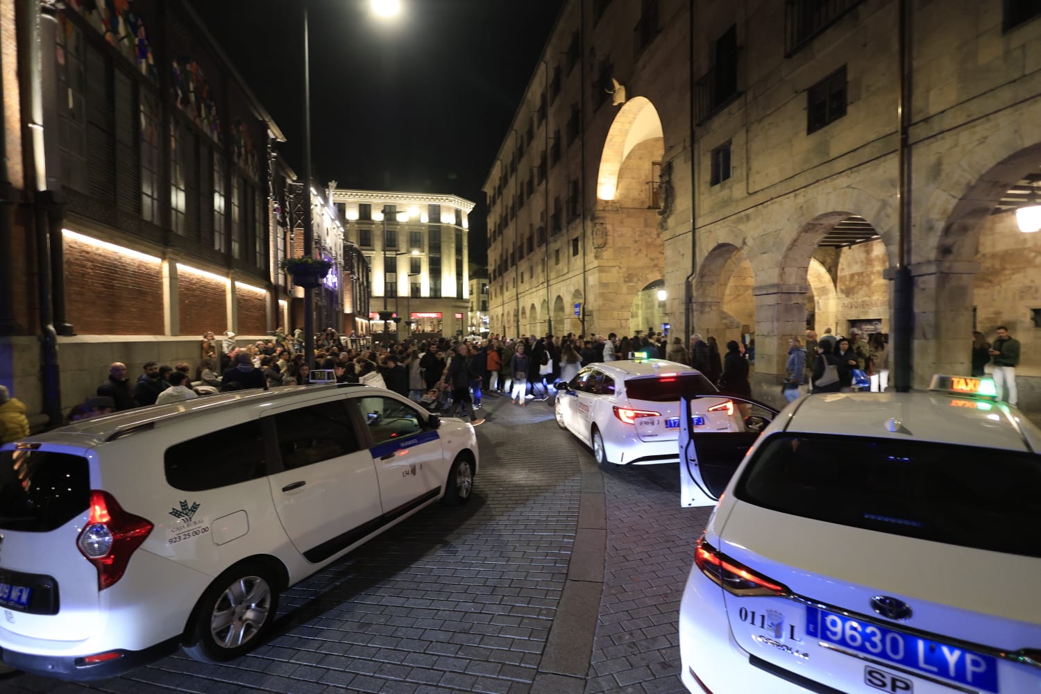 Una Plaza abarrotada, escenario del encendido de la Navidad en Salamanca