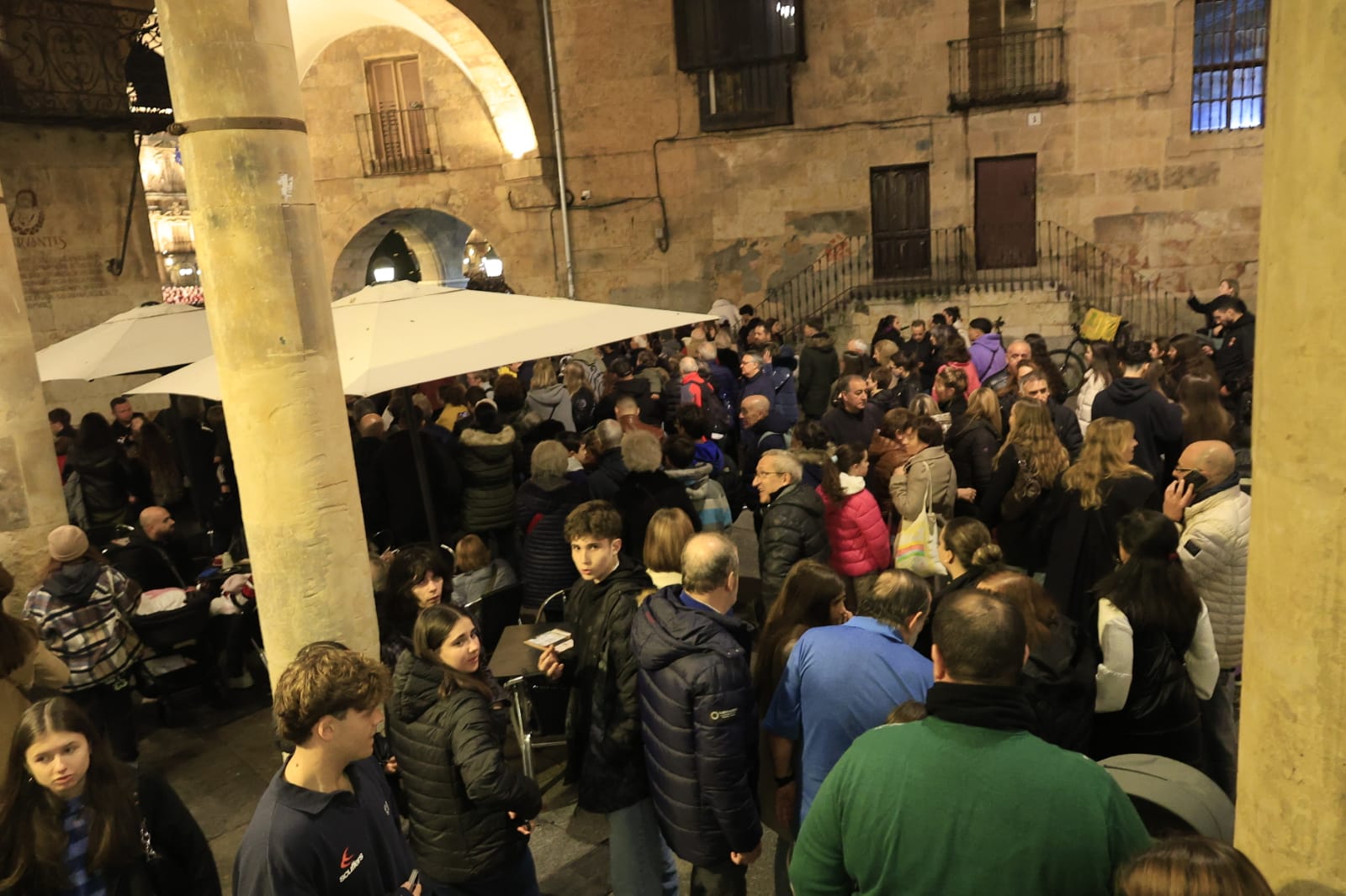 Una Plaza abarrotada, escenario del encendido de la Navidad en Salamanca