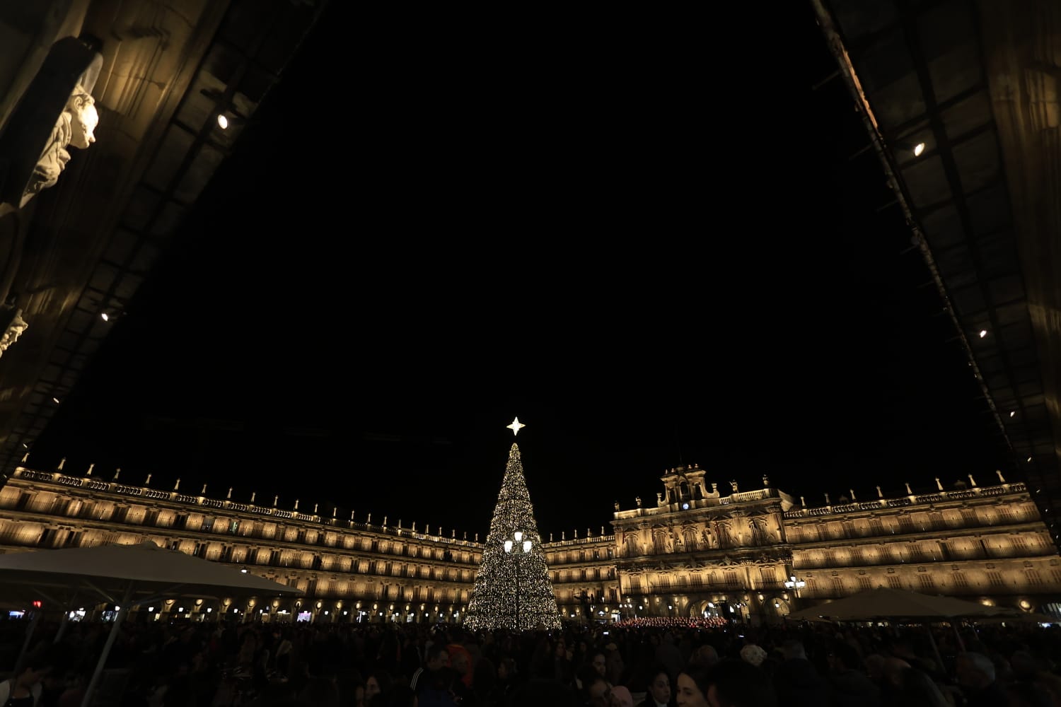 Una Plaza abarrotada, escenario del encendido de la Navidad en Salamanca