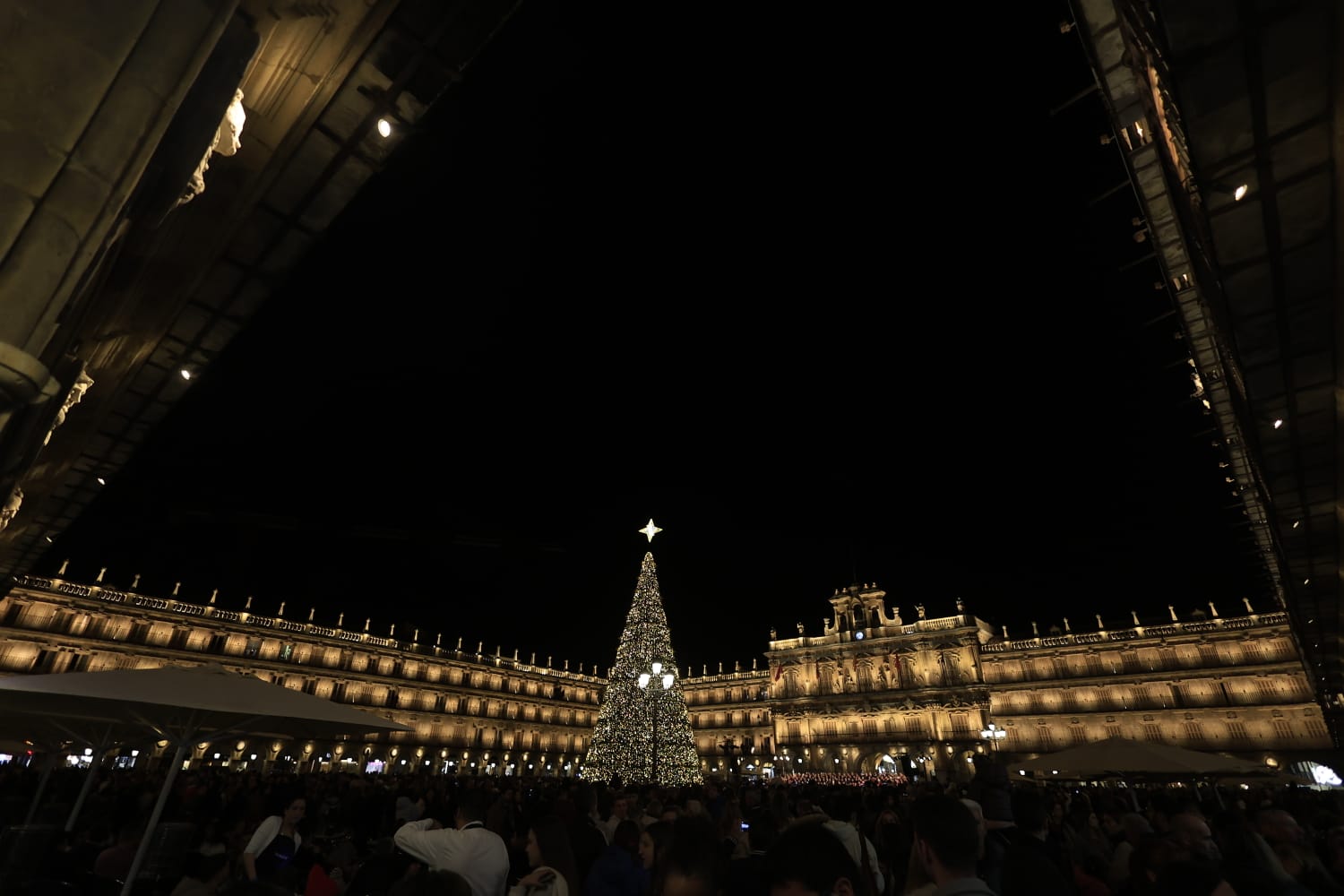 Una Plaza abarrotada, escenario del encendido de la Navidad en Salamanca