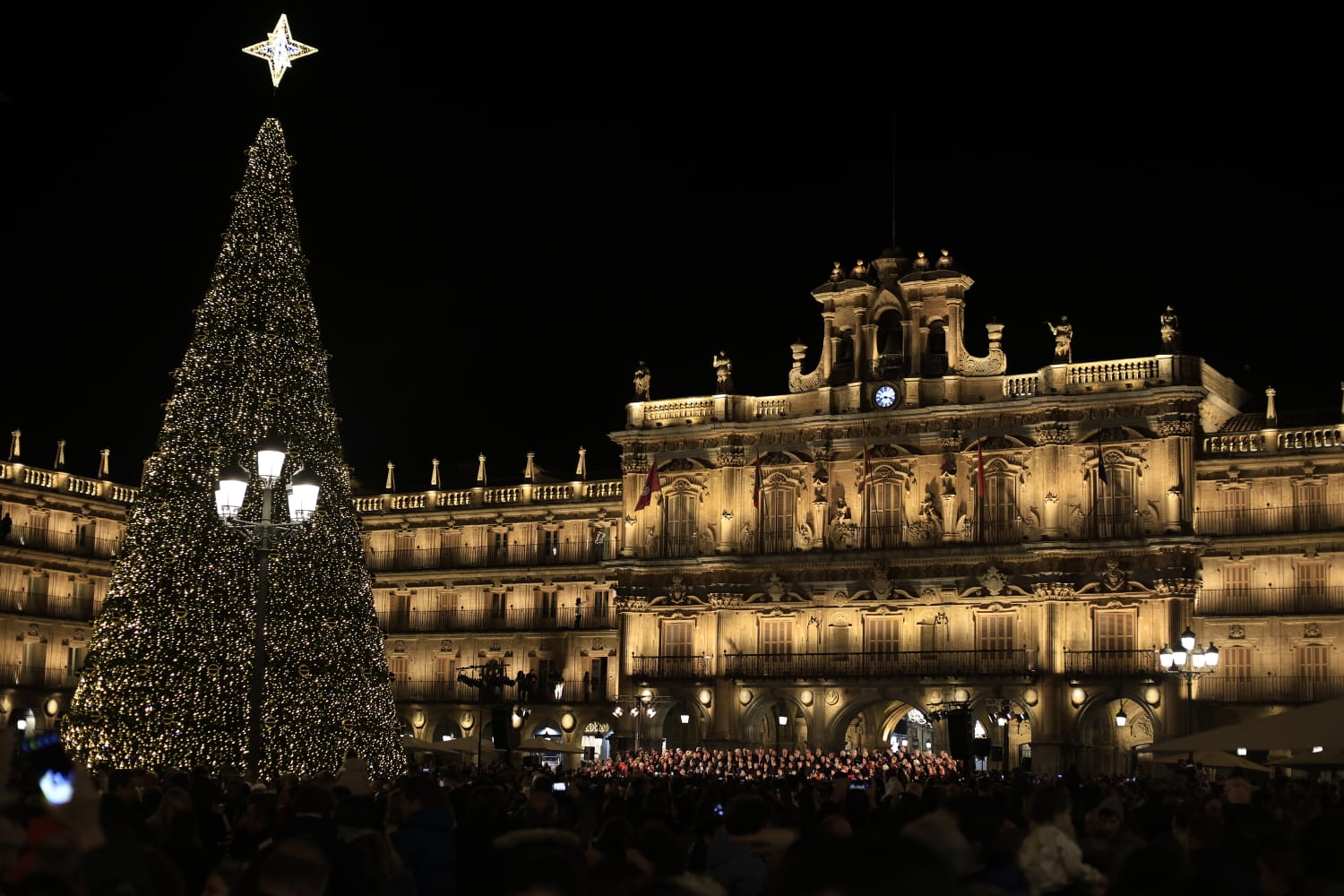 Una Plaza abarrotada, escenario del encendido de la Navidad en Salamanca