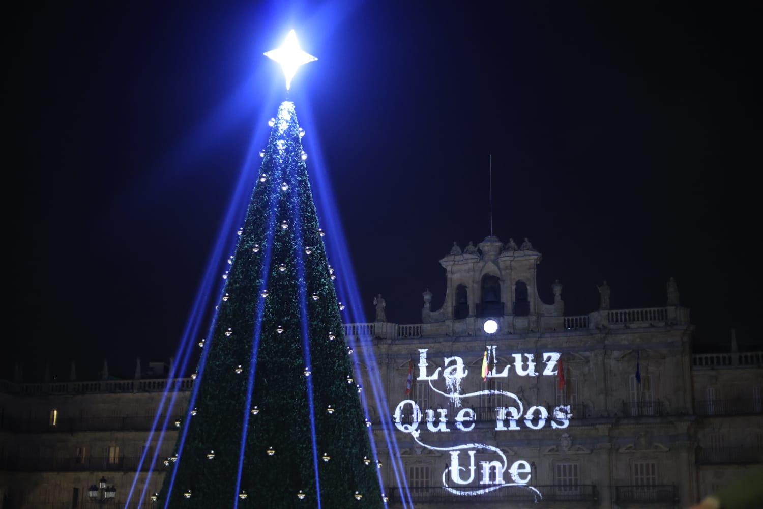 Una Plaza abarrotada, escenario del encendido de la Navidad en Salamanca