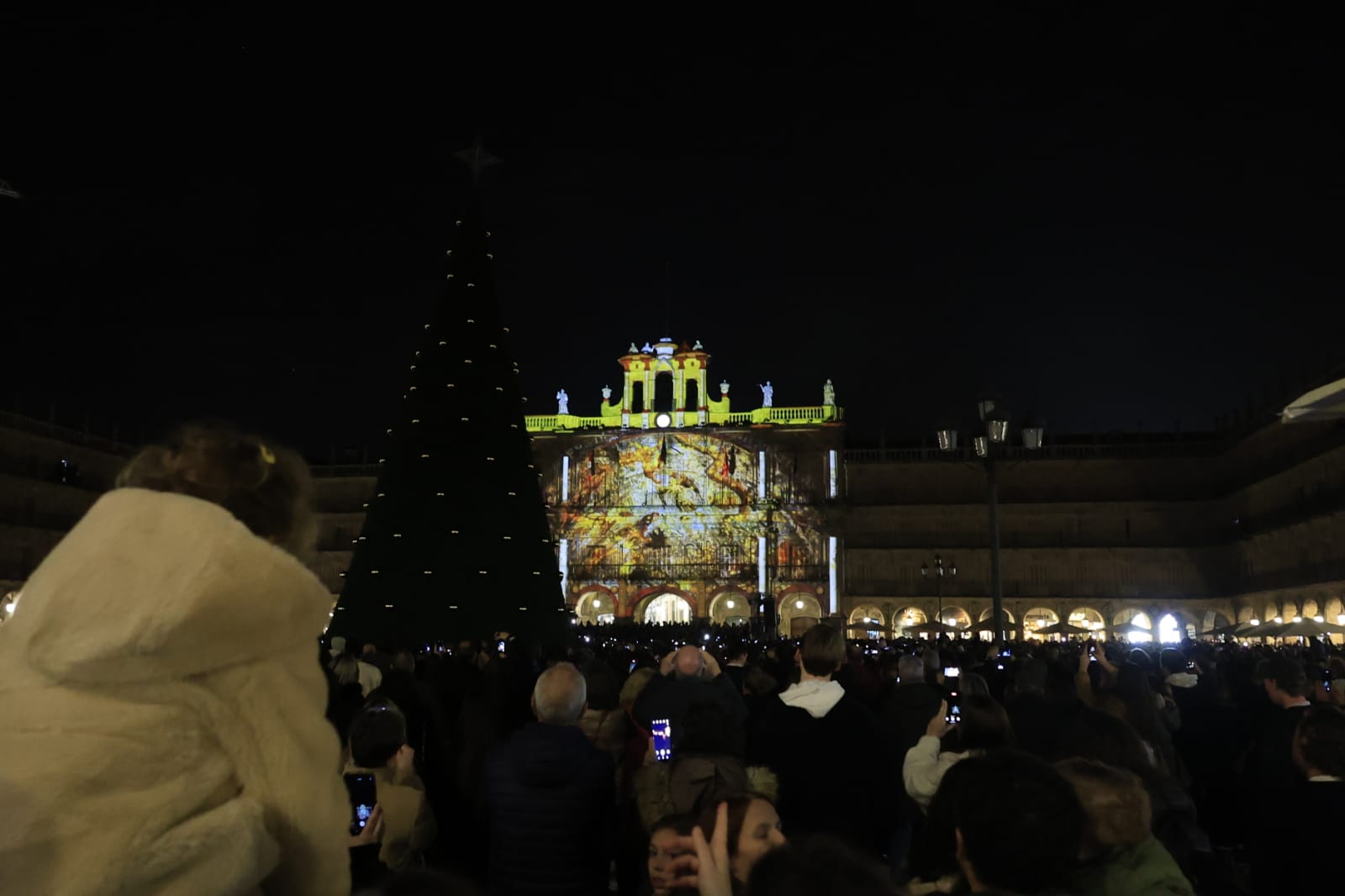 Una Plaza abarrotada, escenario del encendido de la Navidad en Salamanca