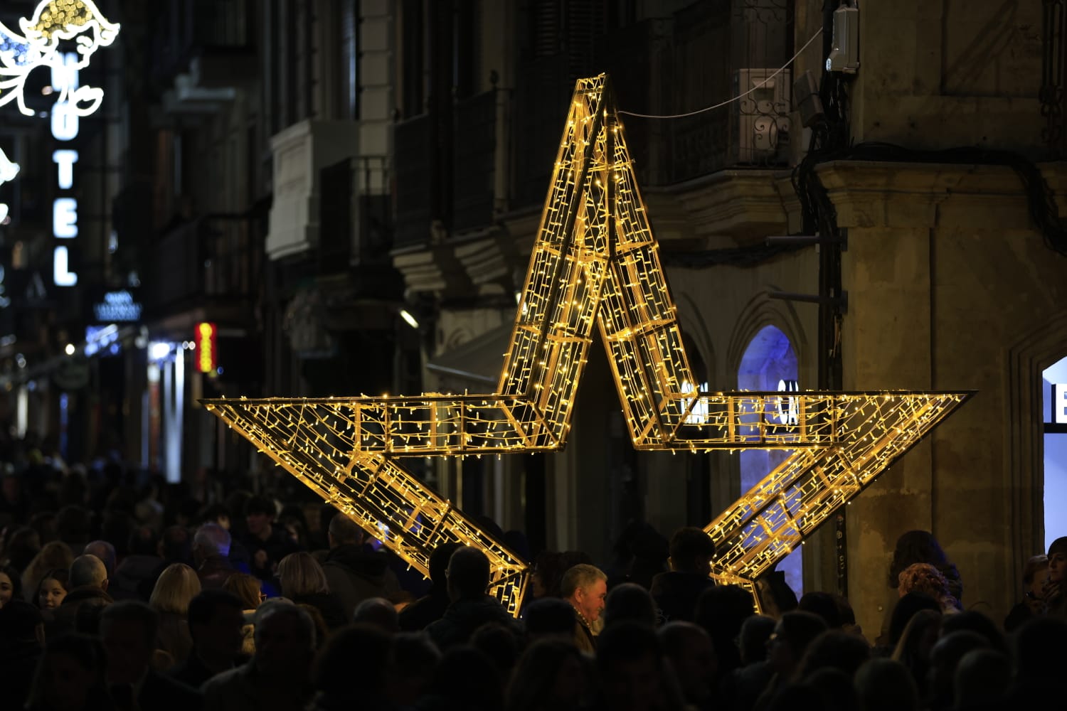 Una Plaza abarrotada, escenario del encendido de la Navidad en Salamanca