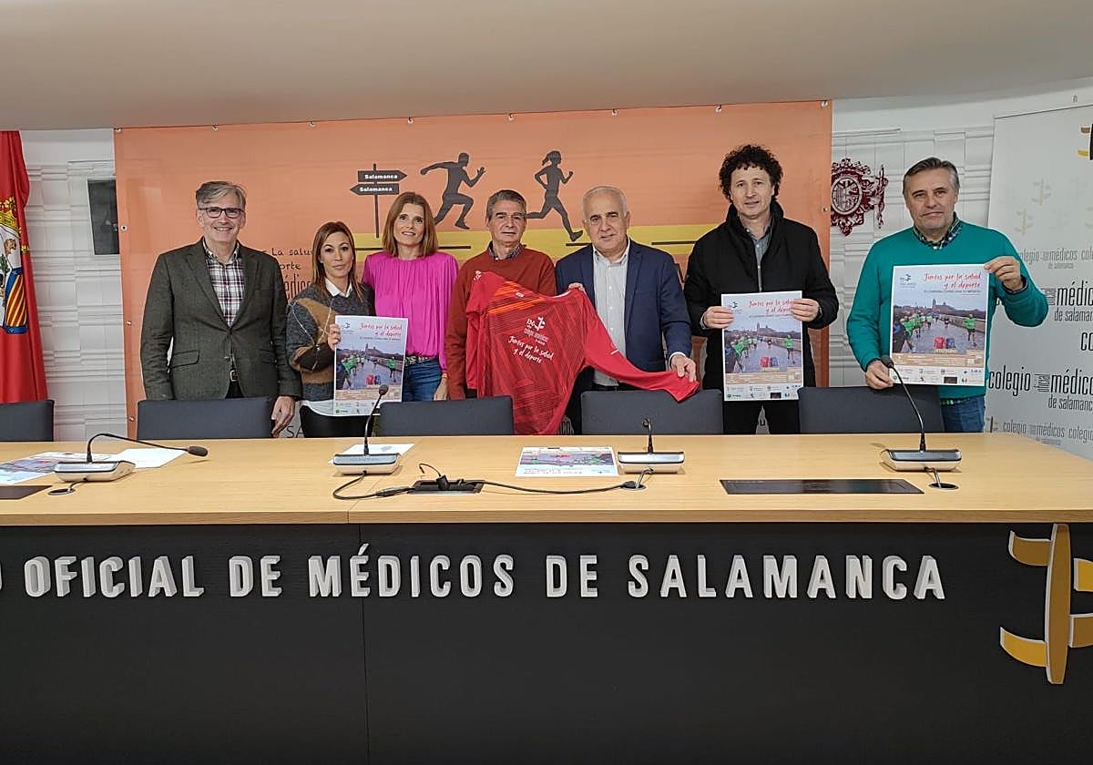 Autoridades y colaboradores con la carrera 'Corre con tu médico'.