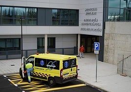 Una ambulancia en el Hospital de Salamanca