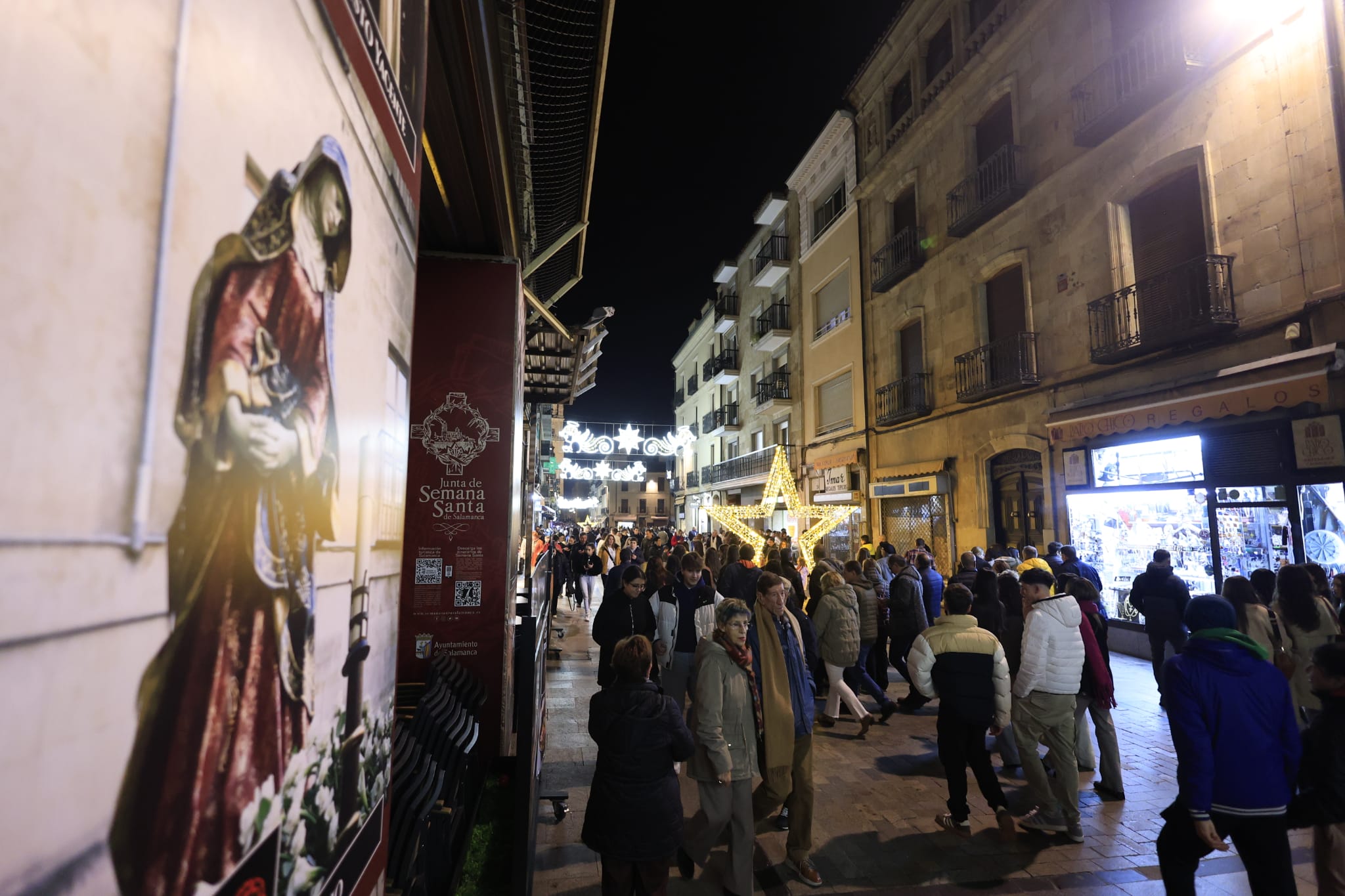 Una Plaza abarrotada, escenario del encendido de la Navidad en Salamanca