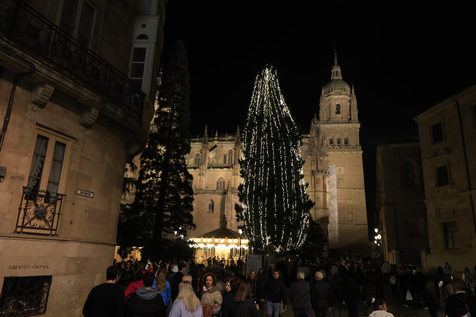 Una Plaza abarrotada, escenario del encendido de la Navidad en Salamanca
