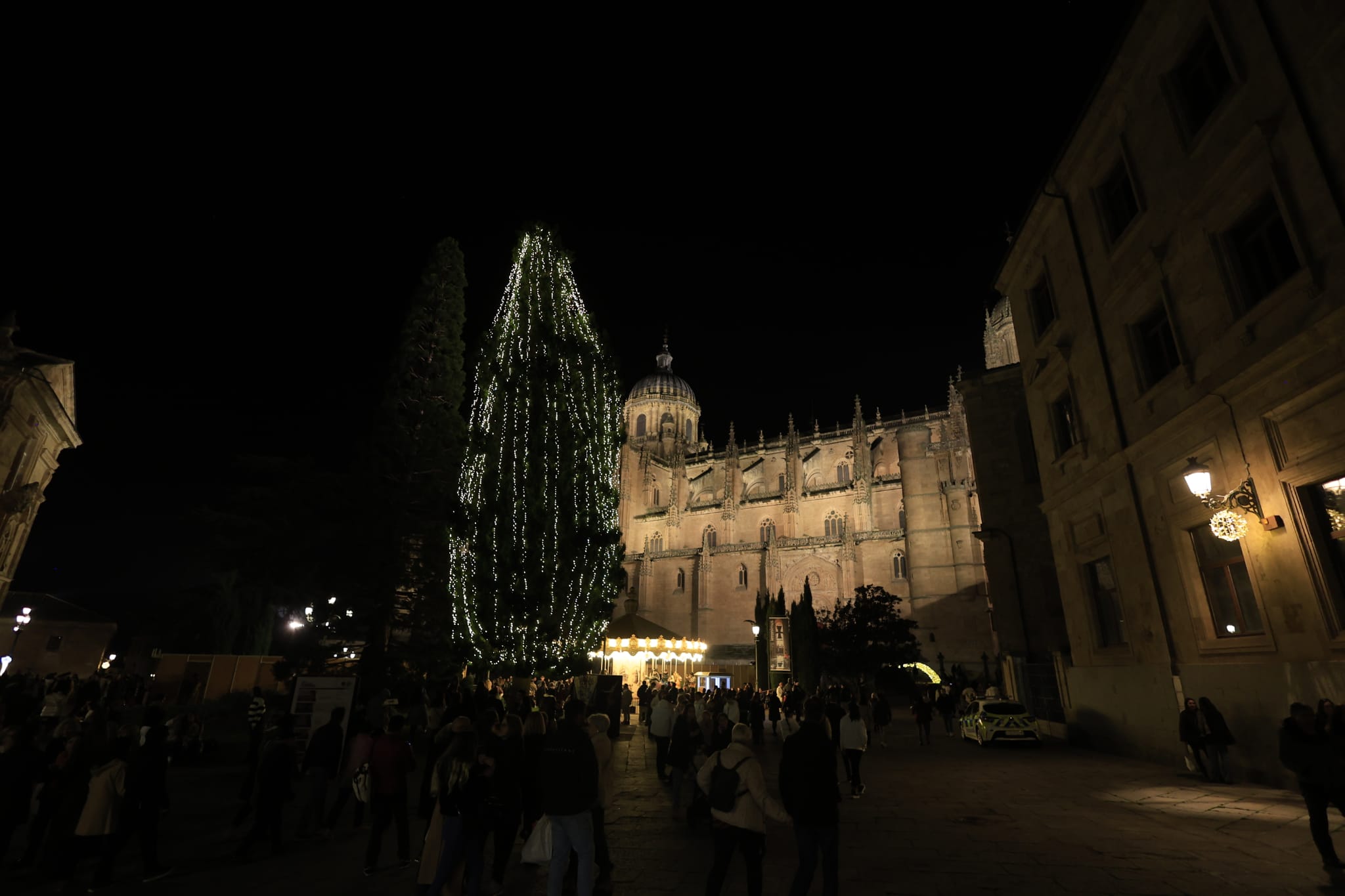 Una Plaza abarrotada, escenario del encendido de la Navidad en Salamanca