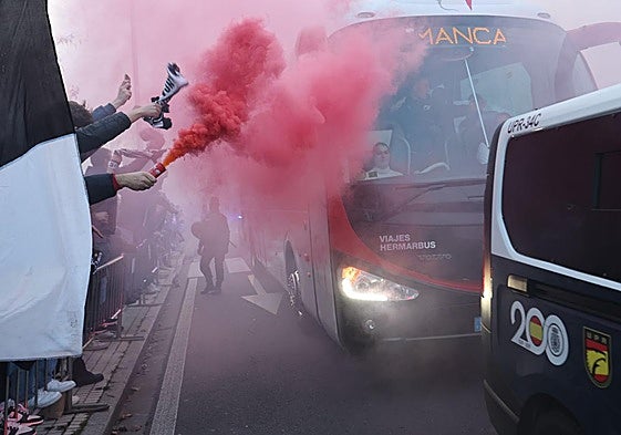 El autobús de Unionistas es recibido con bengalas