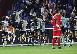 Los jugadores de Unionistas celebran uno de los goles al Rayo.