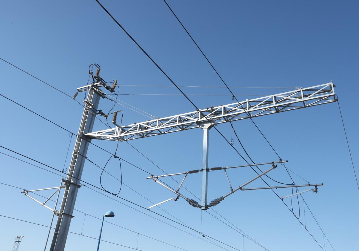 Catenarias y cables en un tramo electrificado de la línea Salamanca-Fuentes de Oñoro.