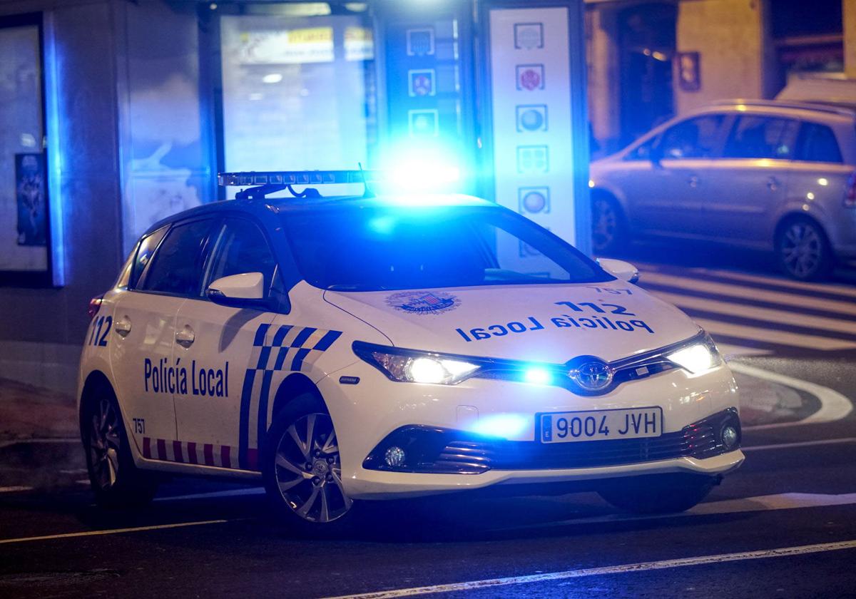 Coche de la Policía Local en una foto de archivo