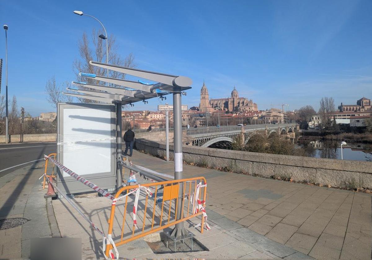 La nueva marquesina del bus junto al puente Enrique Estevan.