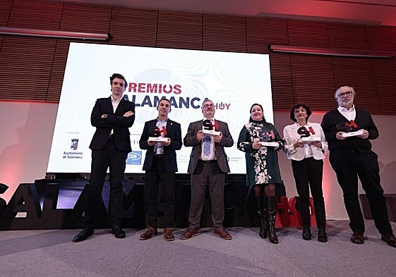 De izquierda a derecha, José Ángel Sanz, de comunicación de Tebrio; Ángel Luengo, alcalde de La Alberca; Miguel Ángel Benito, presidente fundación AVIVA; Adriana Casillas, CEO y fundadora de Tebrio; Soledad Murillo, socióloga ganadora del premio Salmantino Ilustre; y Darío Lavado, en representación de Raquel Romo, galardonada con el premio Deporte