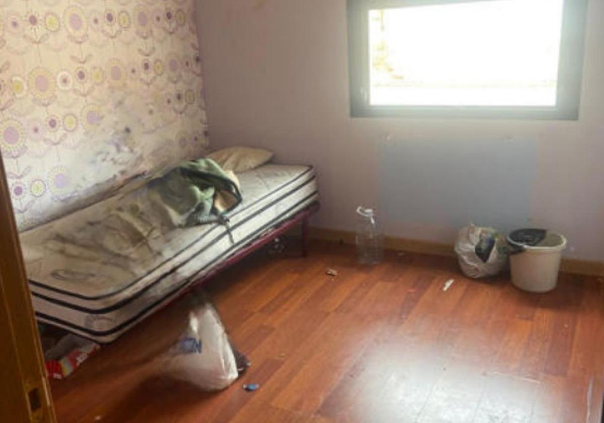 Interior de la habitación de donde fue liberada la mujer.