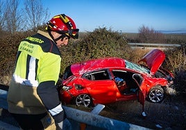 Los bomberos de la diputación de Salamanca excarcelan al accidentado.