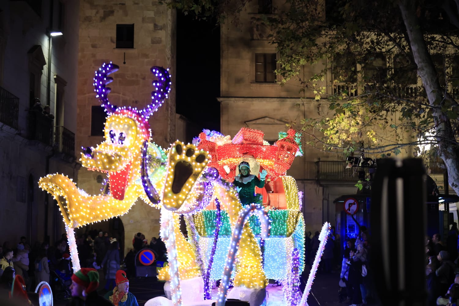 Papá Noel se deja ver en la Cabalgaza de Salamanca