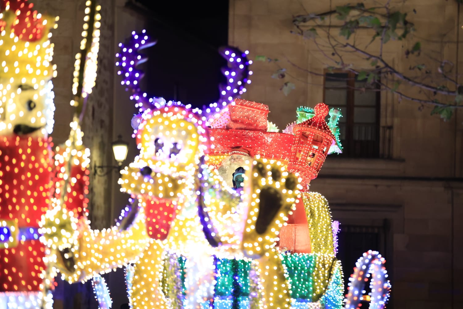 Papá Noel se deja ver en la Cabalgaza de Salamanca