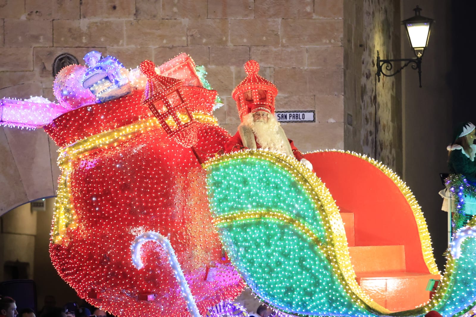 Papá Noel se deja ver en la Cabalgaza de Salamanca