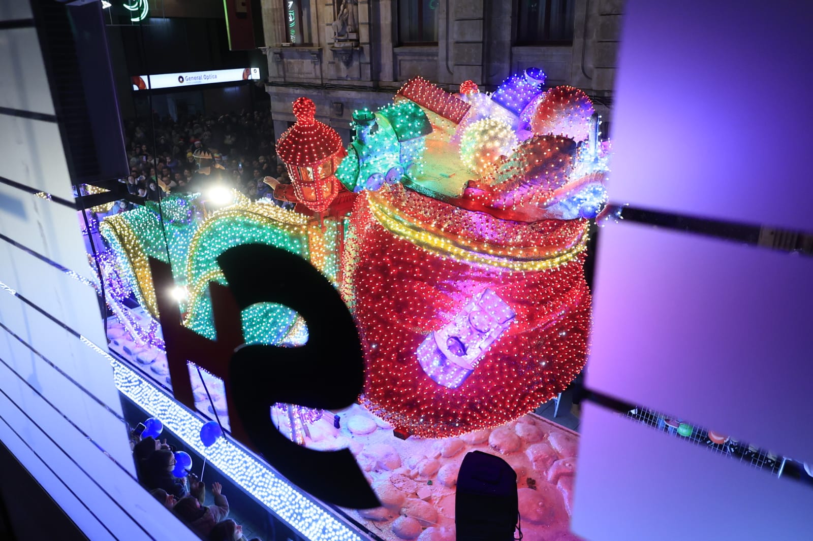 Papá Noel se deja ver en la Cabalgaza de Salamanca