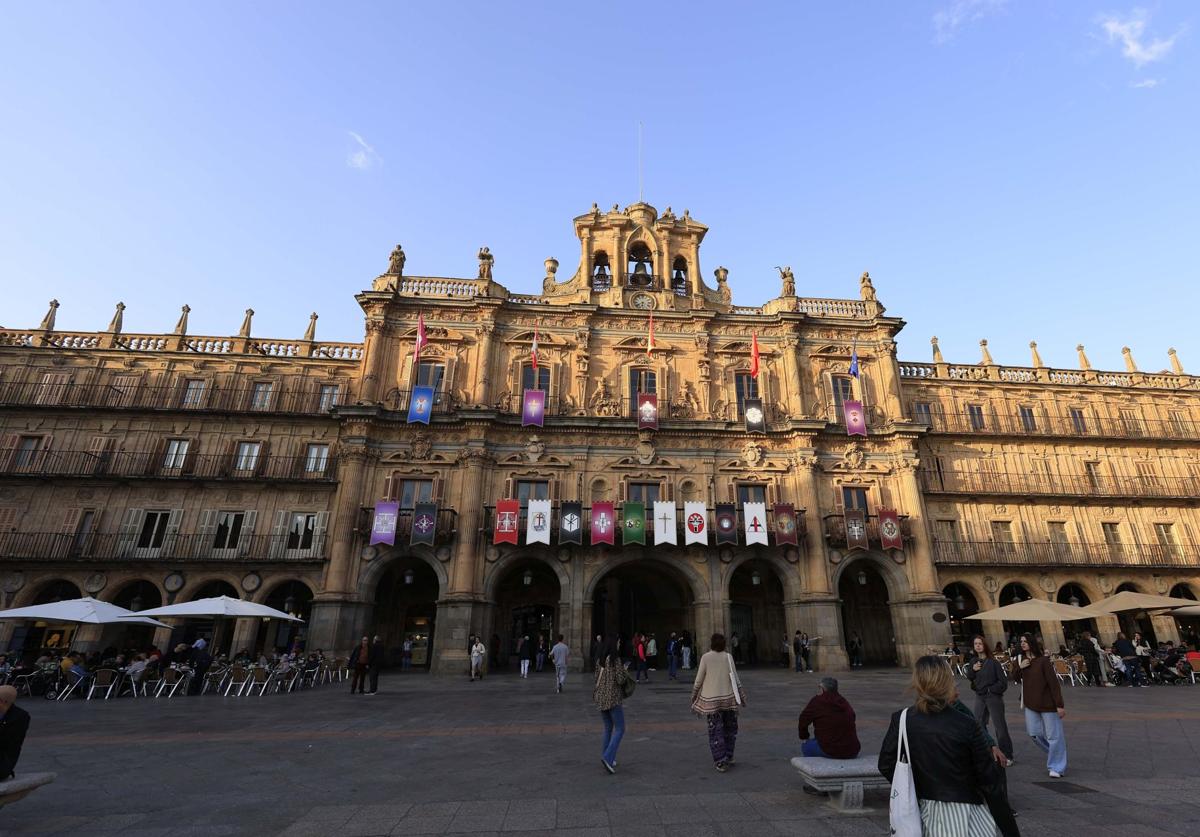 Turistas pasean por la Plaza Mayor de Salamanca.