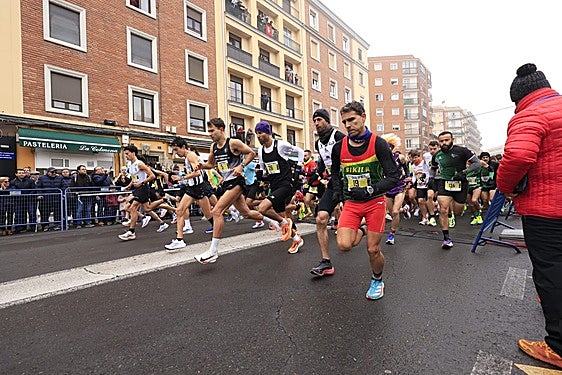 Salida de los atletas de la categoría absoluta