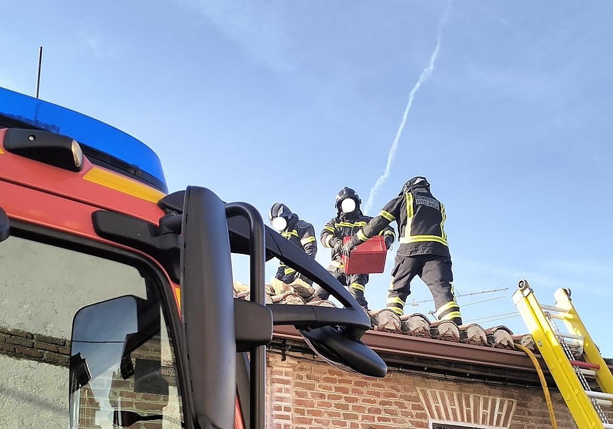 Actuación de una dotación de bomberos en un accidente doméstico.