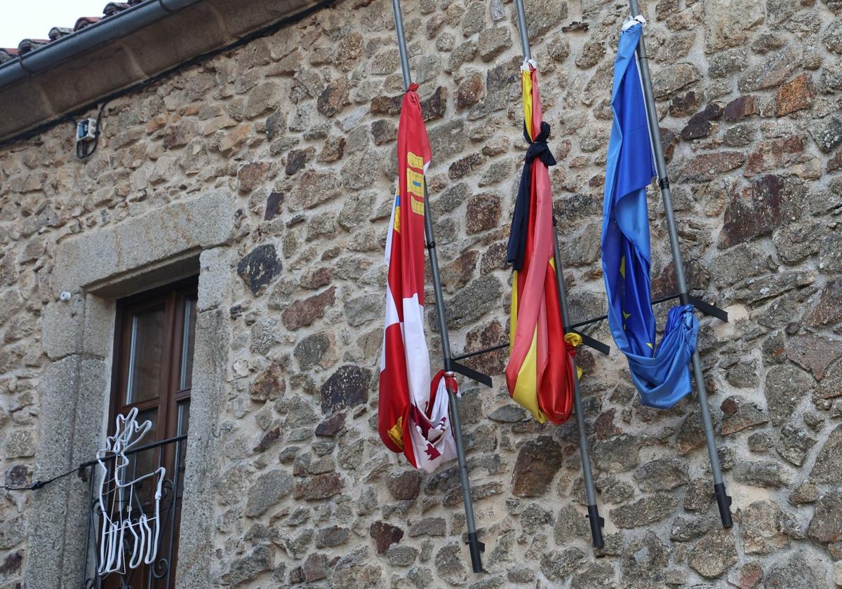 Banderas a media asta y cresón negro en Miranda del Castañar.