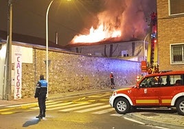 Los bomberos trabajan en la zona afectada por el incendio.