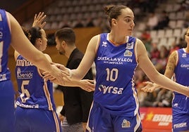 Las jugadoras de Avenida chocan sus manos en Fontajau ante Girona.