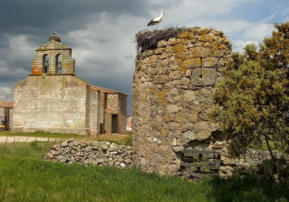 Exterior de la torre del Castillo de Buenamadre.