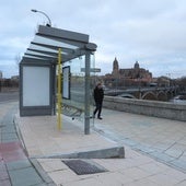 Una parada del bus en plena curva y que tapa las Catedrales cuestiona la protección del 'skyline' de la ciudad