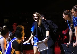 Anna Montañana alecciona a las suyas en un tiempo muerto en Mersin