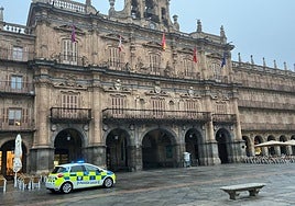 Un coche de Policía Local junto al Ayuntamiento de Salamanca.