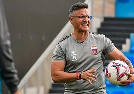 Dani Ponz en un entrenamiento del Eldense.