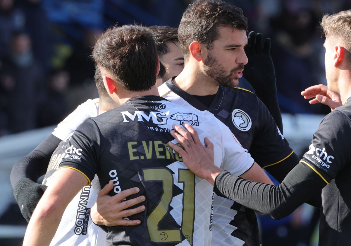 Carlos de la Nava celebra el primer gol de su equipo