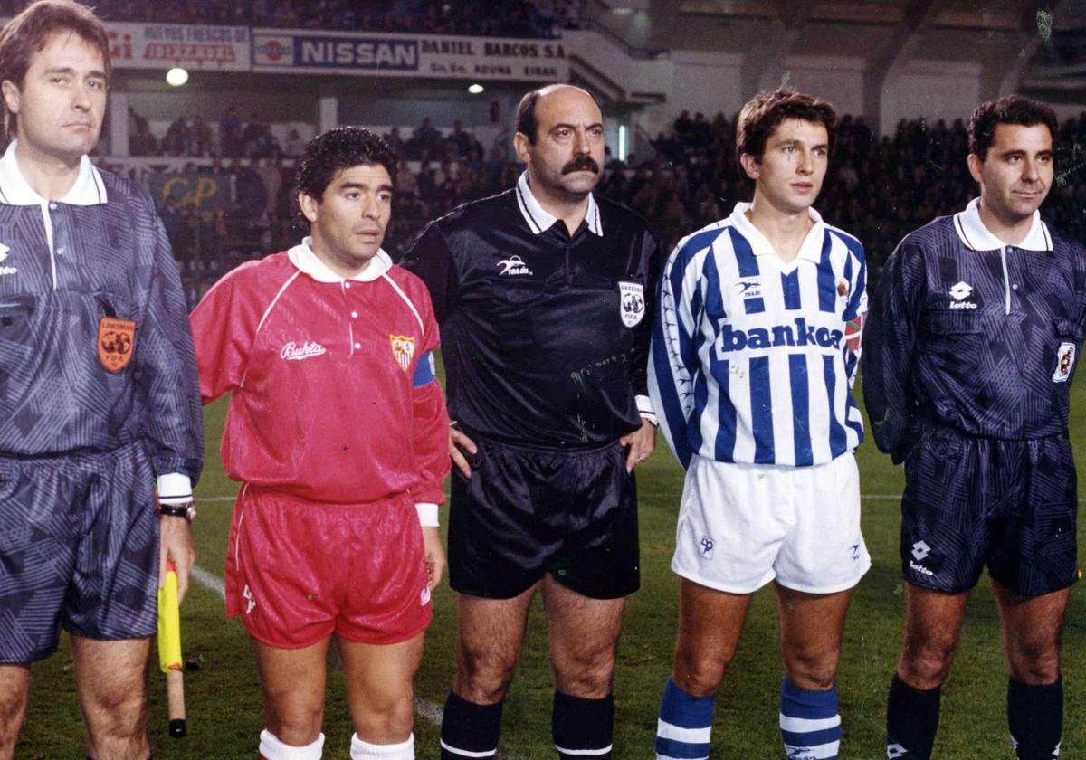 Ramos Marcos, en el centro, junto a Maradona (Sevilla) y Andoni Imaz (Real Sociedad), en el último partido oficial del salmantino en Primera División en el mítico estadio de Atocha.