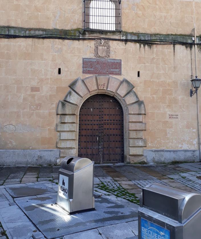 Imagen secundaria 2 - Imagen del camión golpeando la fachada, los daños y el estado original de la puerta en la plaza.