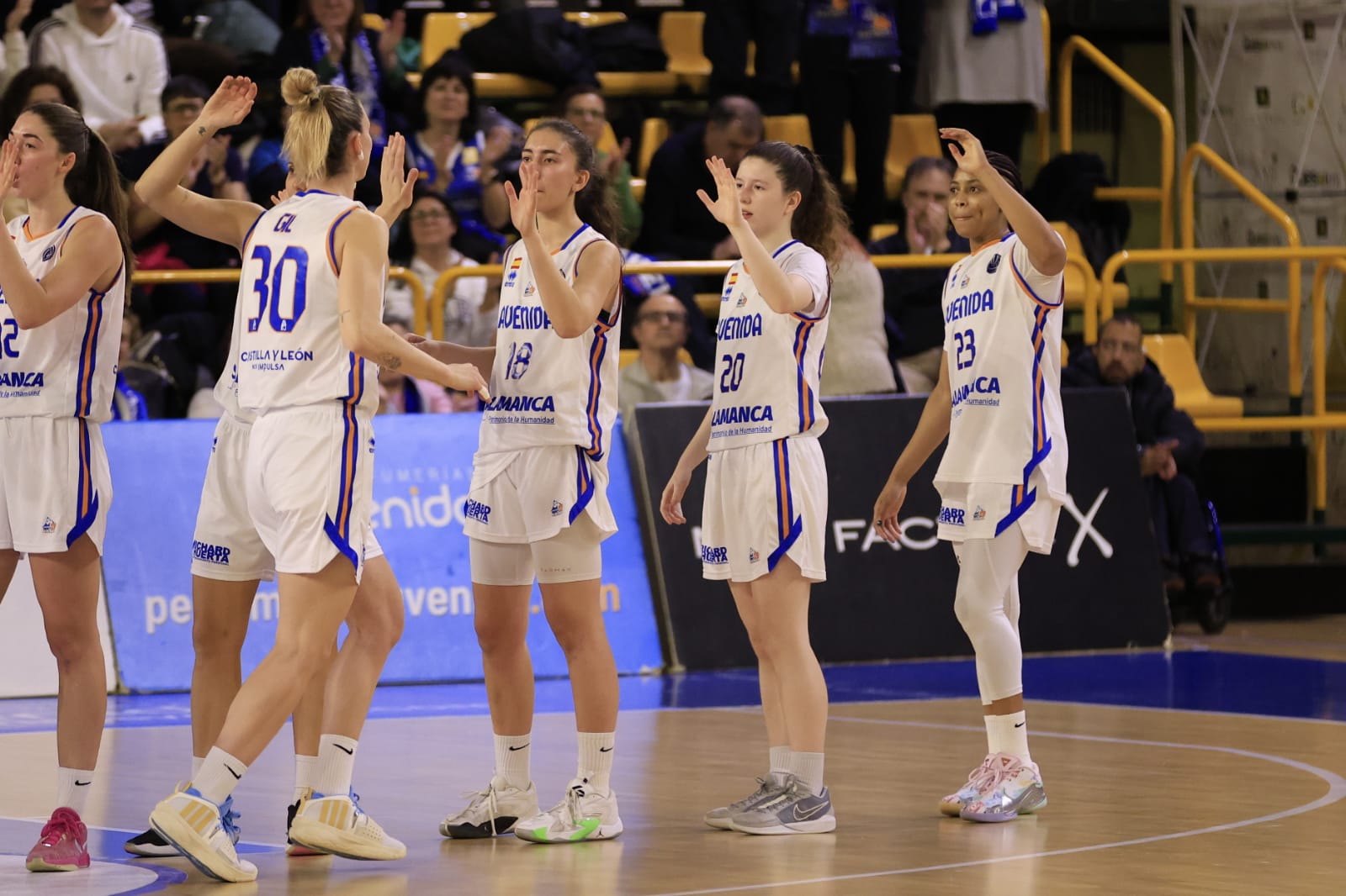 Sonora pitada para el poco deportivo Bourges Basket ante Avenida