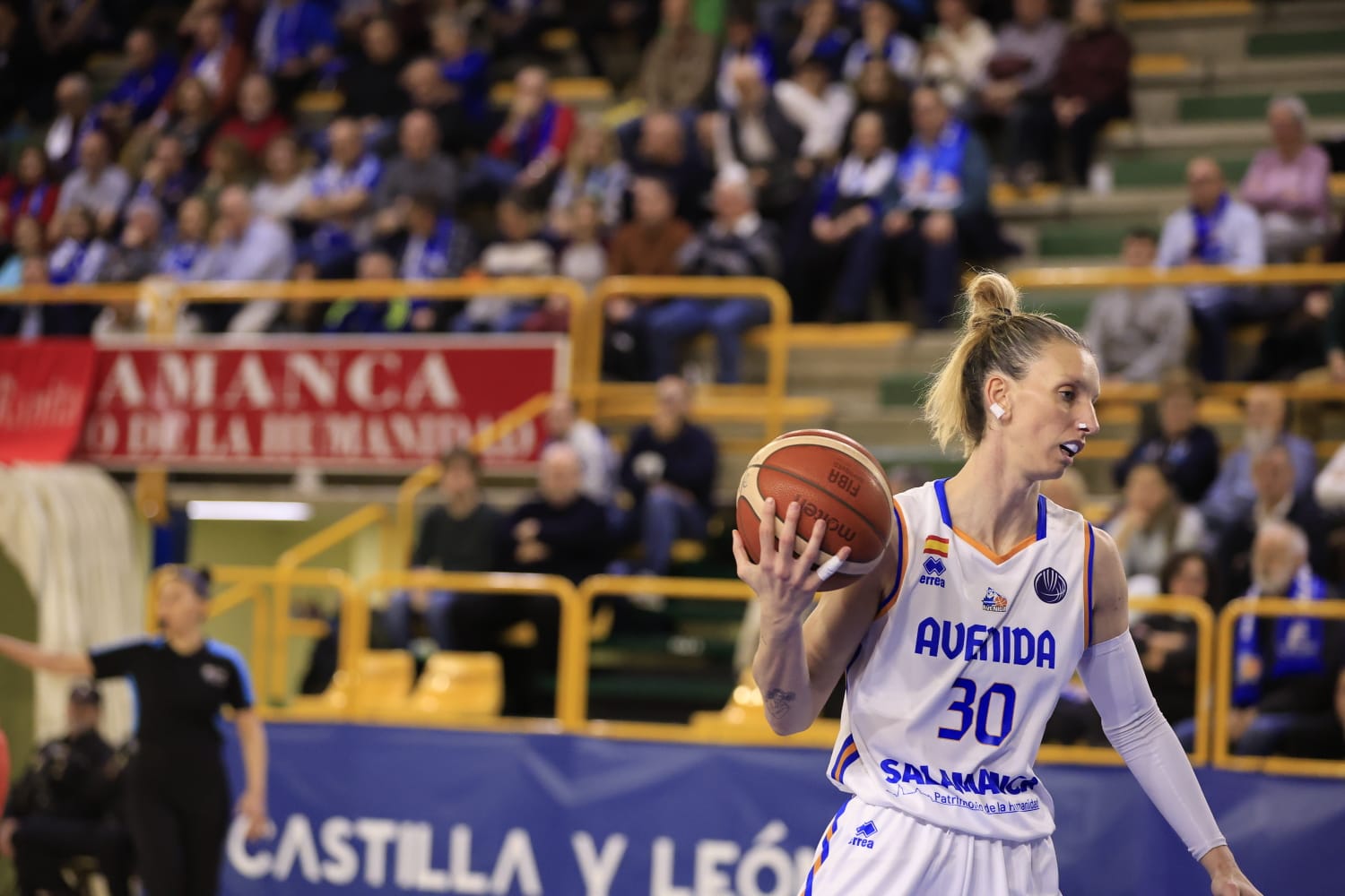 Sonora pitada para el poco deportivo Bourges Basket ante Avenida