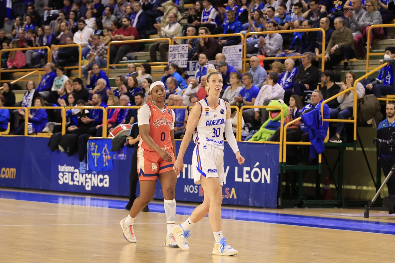 Sonora pitada para el poco deportivo Bourges Basket ante Avenida