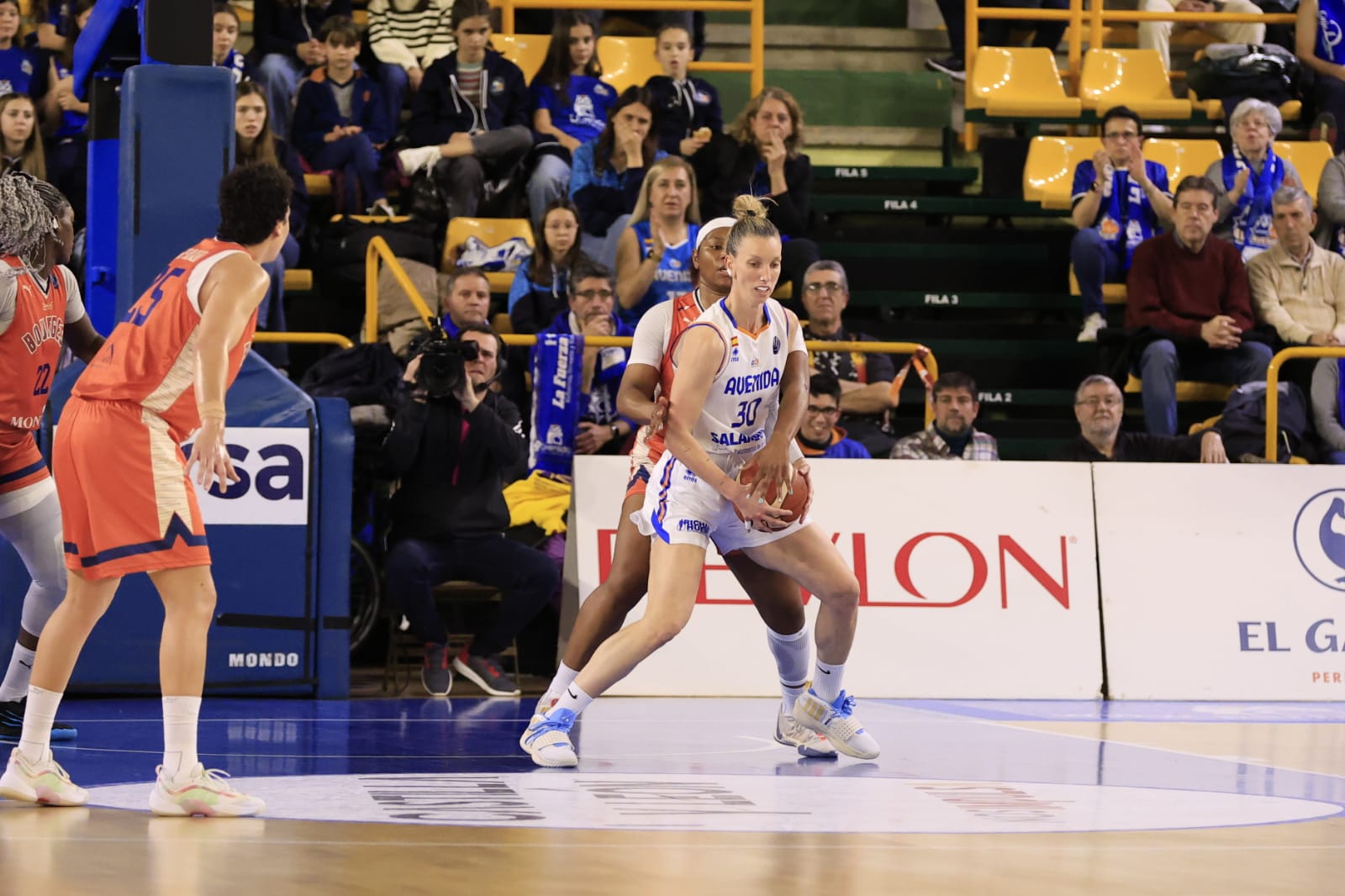 Sonora pitada para el poco deportivo Bourges Basket ante Avenida