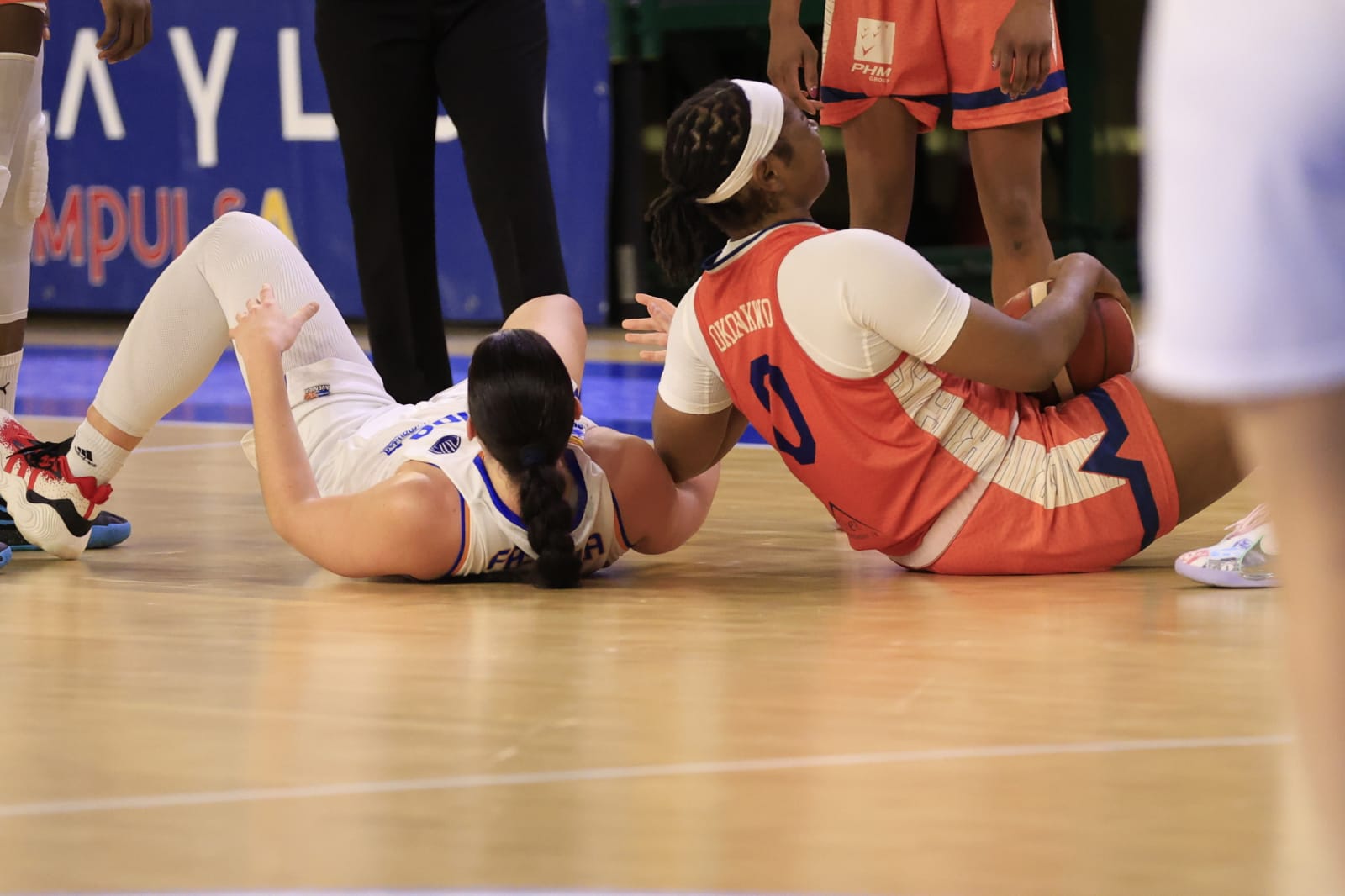 Sonora pitada para el poco deportivo Bourges Basket ante Avenida