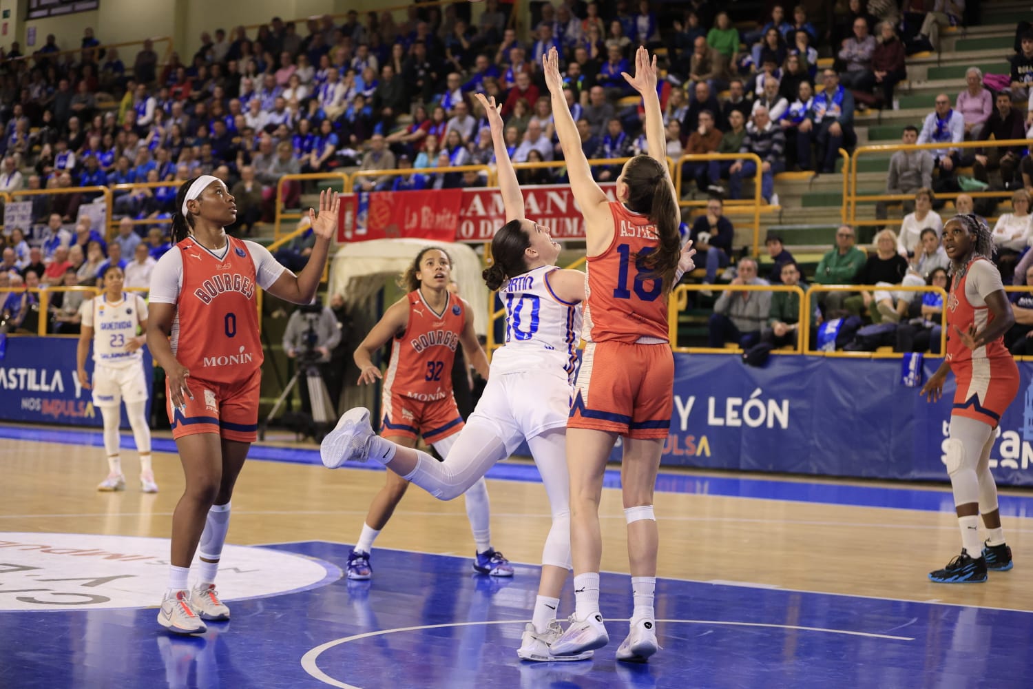 Sonora pitada para el poco deportivo Bourges Basket ante Avenida