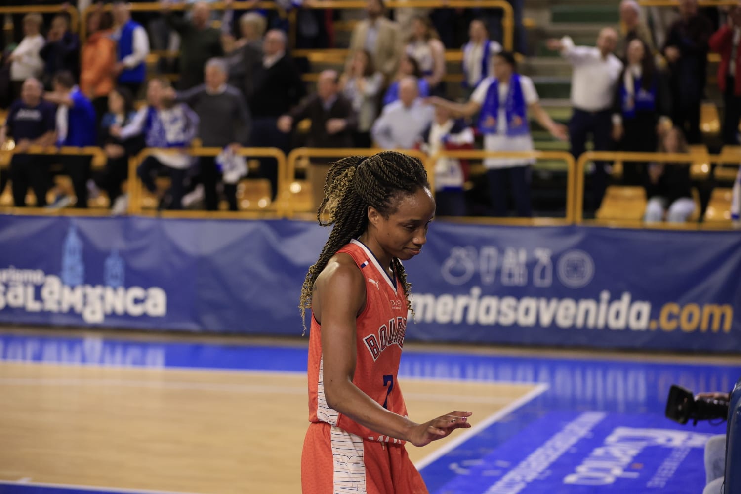 Sonora pitada para el poco deportivo Bourges Basket ante Avenida