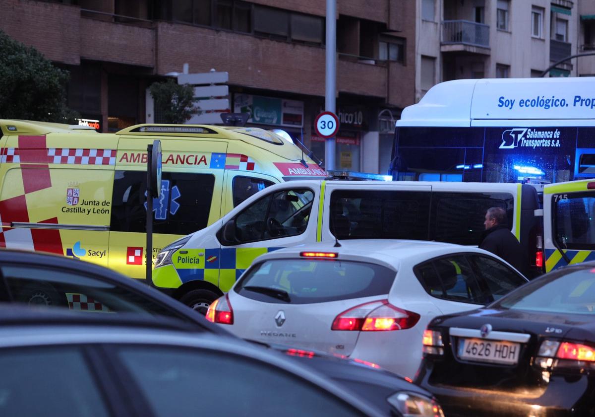 Atasco en el lugar del accidente, donde han actuado la ambulancia y la Policía Local.